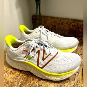 New Balance White and Neon Yellow Sneakers unisex 8.5 men’s 10 women’s